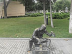 Скульптура в Милли парке на набережной Каспия