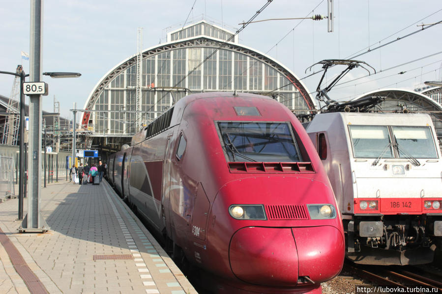 Прямой поезд Амстердам — Париж (компания Thalys) ,  курсирует ежедневно.  Время в пути — 3 часа 16 минут. Поезда идут несколько раз в день. Амстердам, Нидерланды