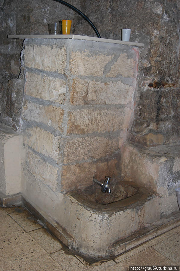 Святой источник в пещере под церковью Святого Лазаря, Ларнака Кипр