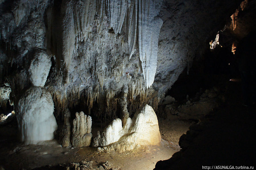 Она — природный феномен, настоящий подземный дворец. Посещение пещеры El Soplao — это возможность открыть для себя одно из чудес природы. Сантандер, Испания