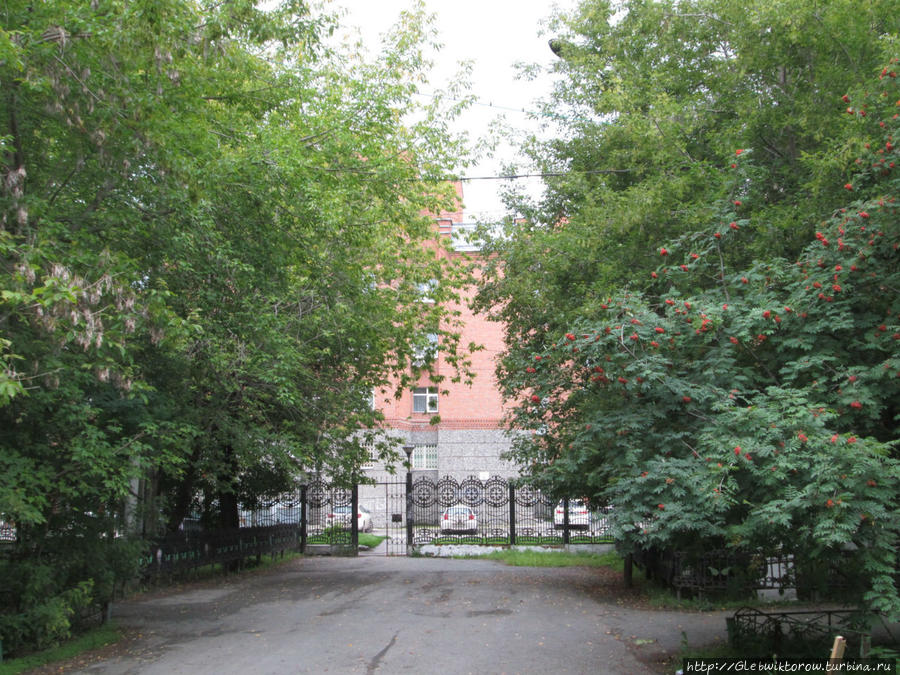 Прогулка в Аптекарский сад, где стоит памятник Распутину Тюмень, Россия