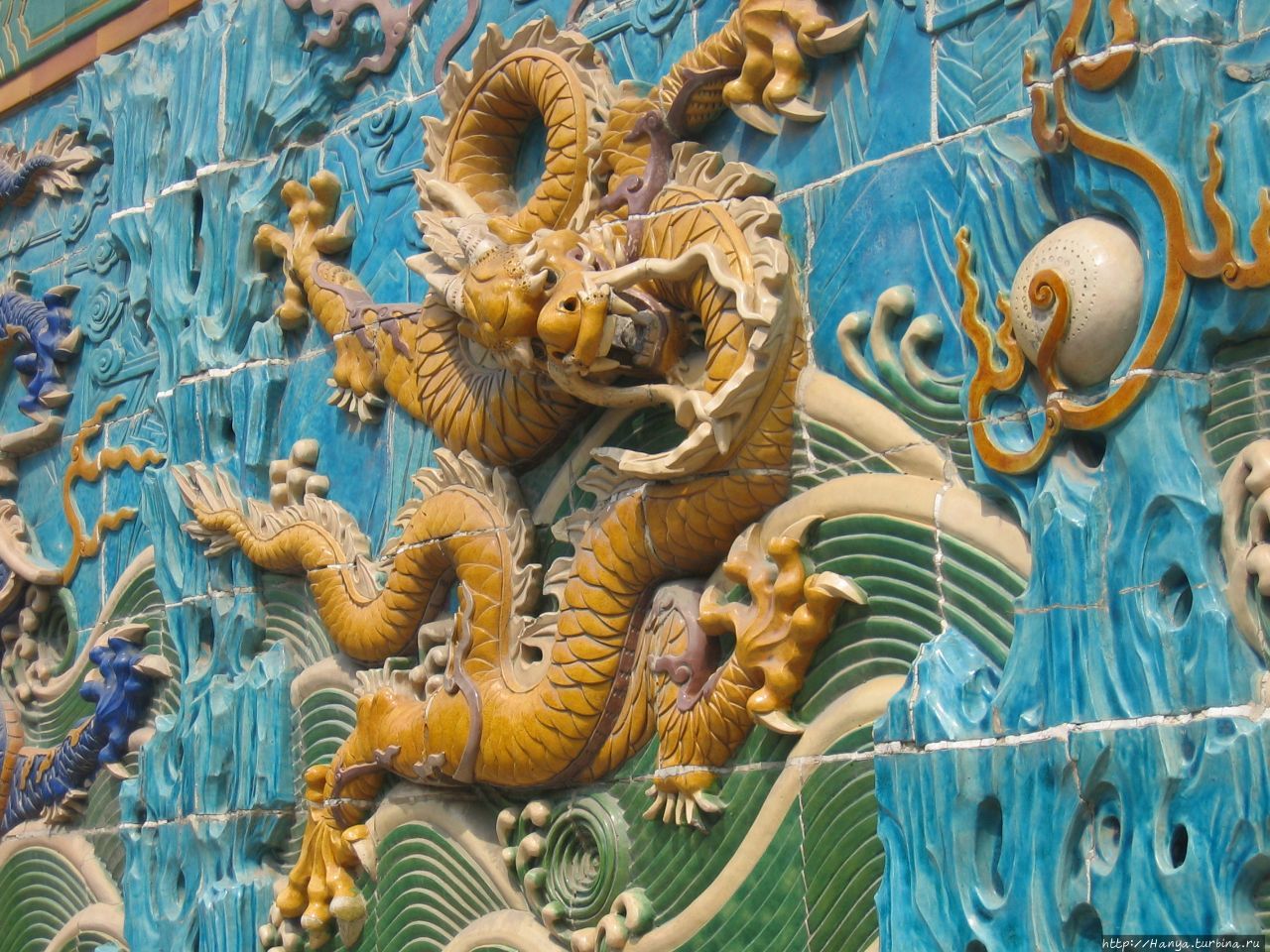 Парк Бэйхай. Стена 9 драконов Цзюлунби    (16 в.) Пекин, Китай