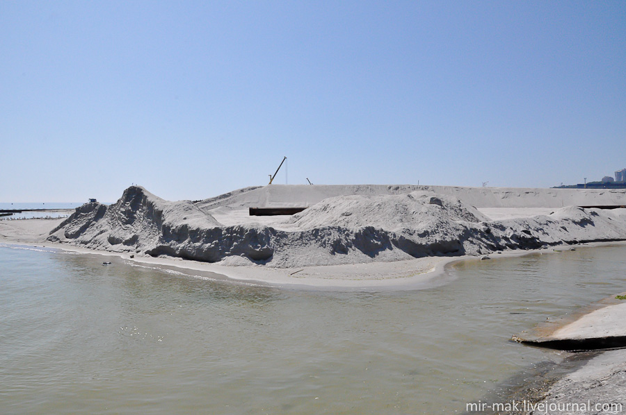 Рядом полным ходом идут берегоукрепительные работы в рамках расширения контейнерного терминала. Судя по тому, что работы здесь проводились даже в выходной день, намерения довольно серьезные. Рядом полным ходом идут берегоукрепительные работы в рамках расширения контейнерного терминала. Судя по тому, что работы здесь проводились даже в выходной день, намерения довольно серьезные.