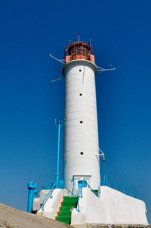 Высота маяка – 26 метров. Система аккумуляторов, на случай обесточивания, позволяет маяку работать в автономном режиме около четырех суток. Высота маяка – 26 метров. Система аккумуляторов, на случай обесточивания, позволяет маяку работать в автономном режиме около четырех суток.