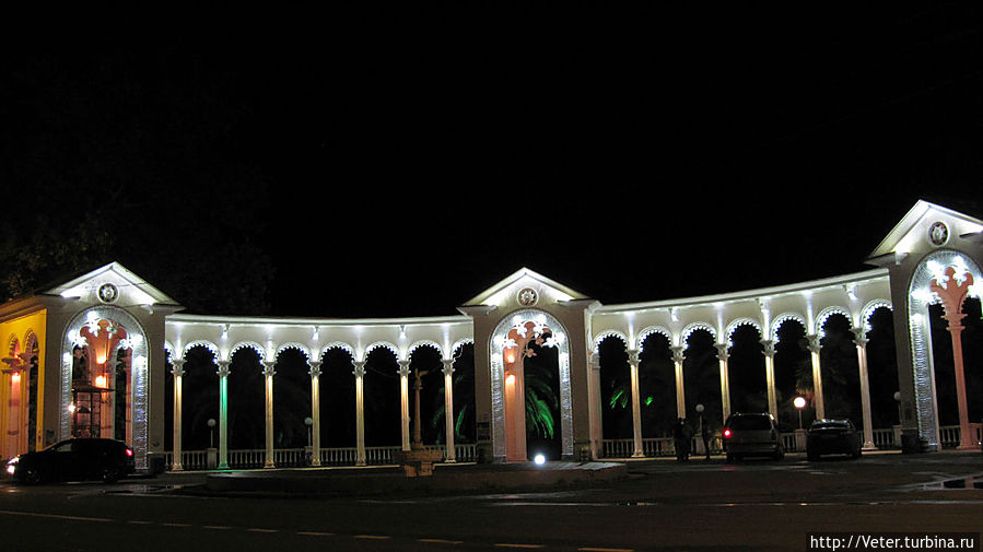Колоннада. Вид влево от центра. Гагра, Абхазия