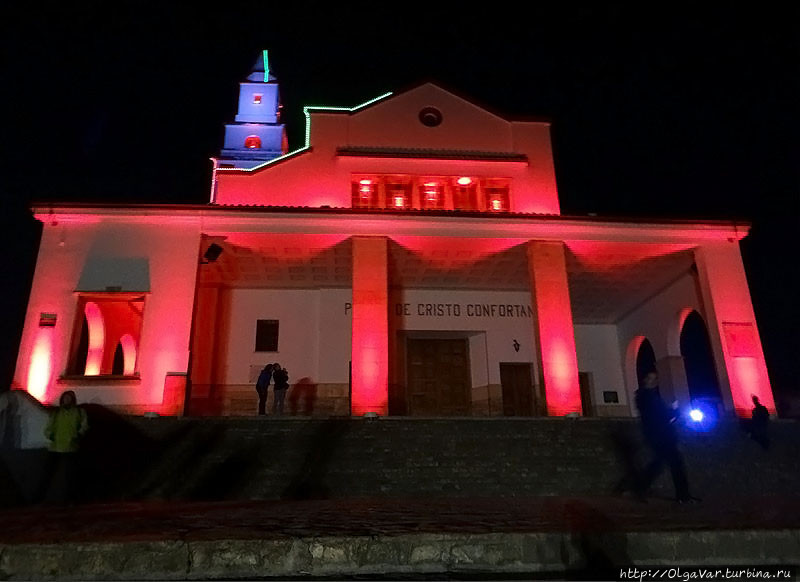 Подсветка заметно меняет облик церкви Богота, Колумбия