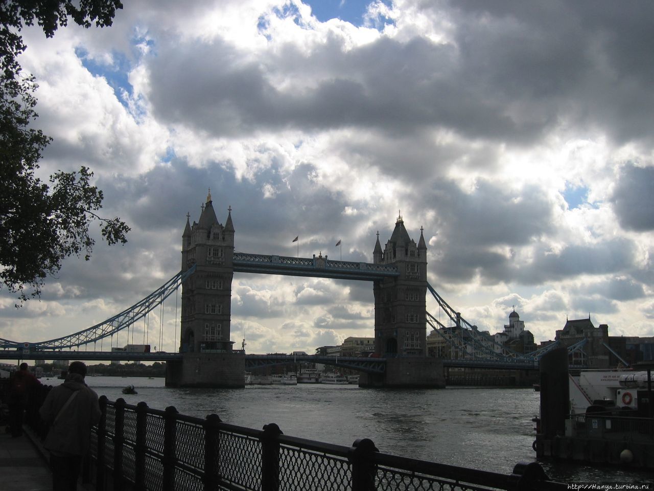 Лондон. Вид на дневную набережную Темзы и мост Тауэр Лондон, Великобритания