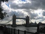 Лондон. Вид на дневную набережную Темзы и мост Тауэр