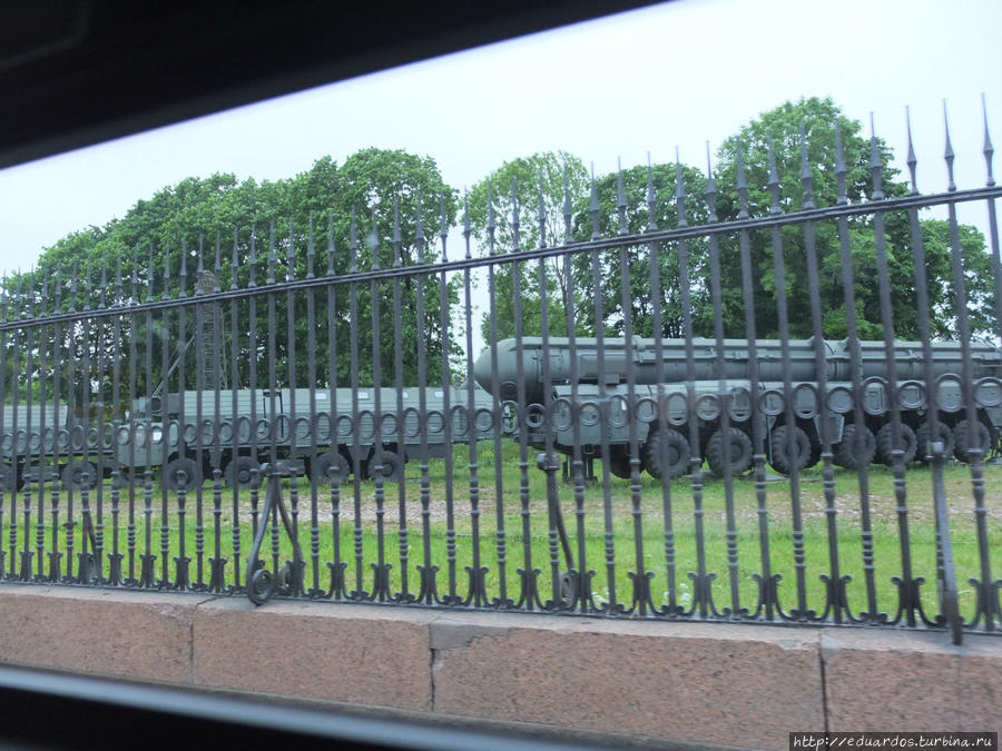 экспозиция военной техники у арсенала Санкт-Петербург, Россия