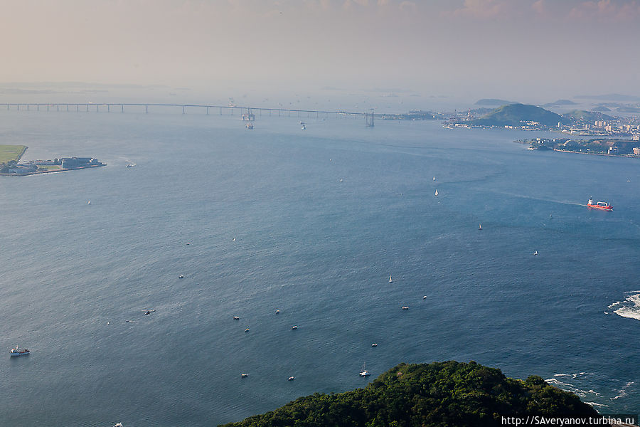 Пролив и бухта, виден длинный мост через бухту Рио-де-Жанейро, Бразилия