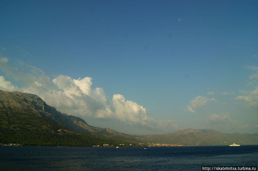 Вид с Корчулы на полуостров Пельешац Корчула, остров Корчула, Хорватия