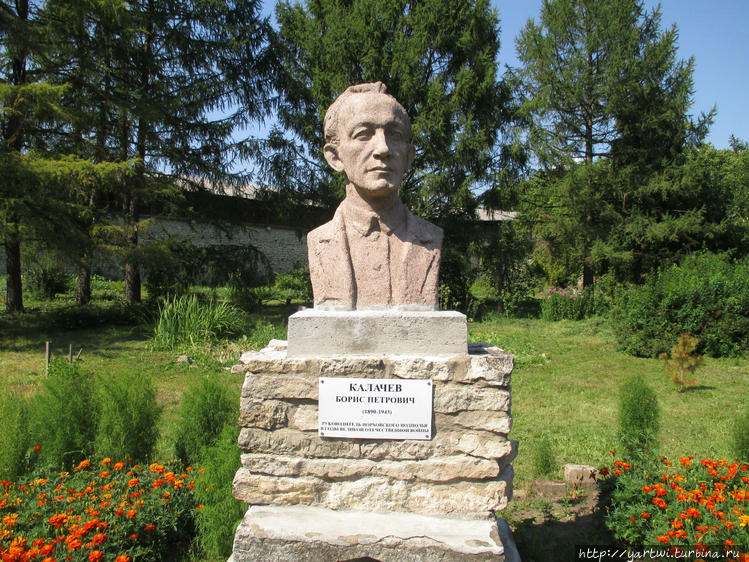 Памятник-бюст Б. П. Калач