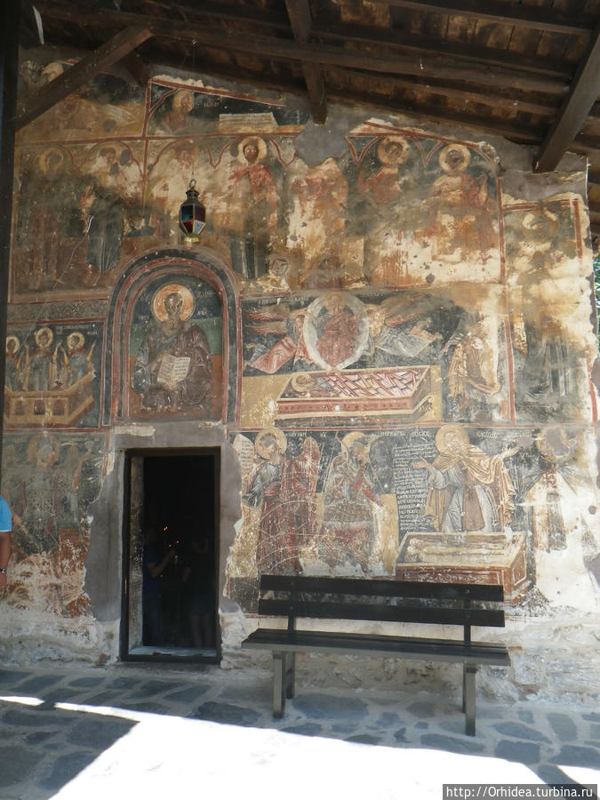 Живописное озеро и росписная церковь в царстве шуб Кастория, Греция