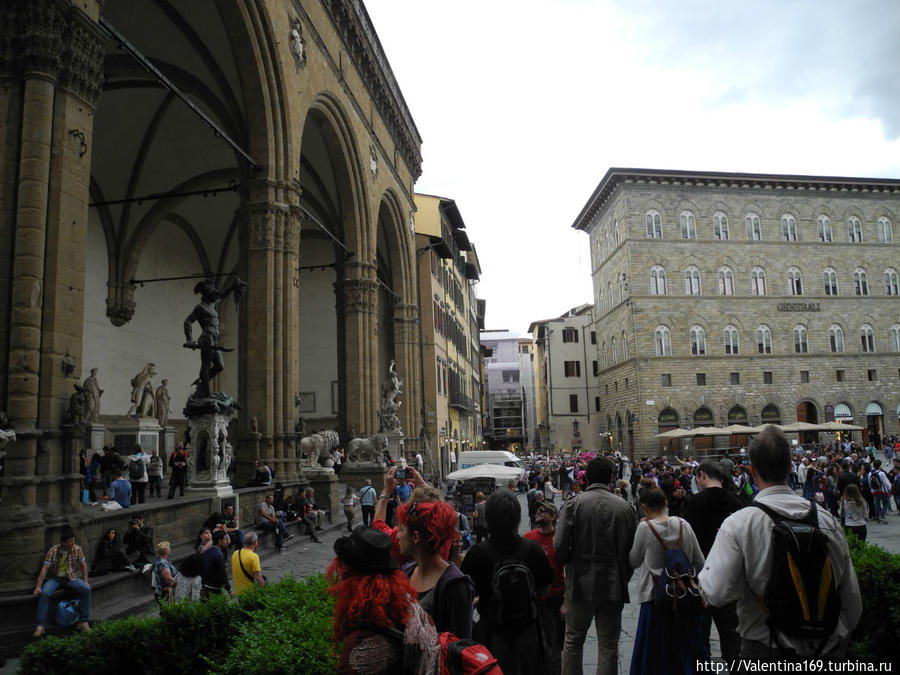 Флоренция. На площади Синьории всегда толпы туристов. Италия