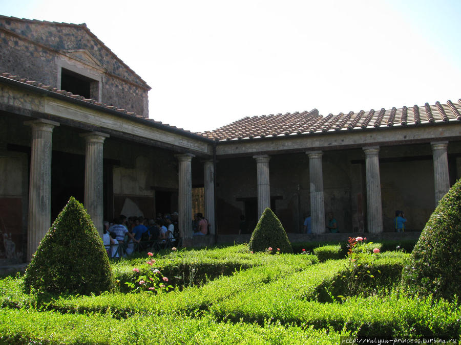 Это внутренний дворик дома уважаемого горожанина. Вообще возле входа в дом горожан стояли лавочки, на которых сидели люди в очередях. И чем больше людей сидело под дверью какого-нибудь дома, тем больше был уважаем хозяин этого дома в городе. Помпеи, Италия Это внутренний дворик дома уважаемого горожанина. Вообще возле входа в дом горожан стояли лавочки, на которых сидели люди в очередях. И чем больше людей сидело под дверью какого-нибудь дома, тем больше был уважаем хозяин этого дома в городе. Помпеи, Италия