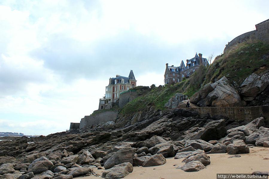 Мыс Малуин с пляжа St.Enogat. Вид на виллу Rocher Brunes. Мыс Малуин с пляжа St.Enogat. Вид на виллу Rocher Brunes.