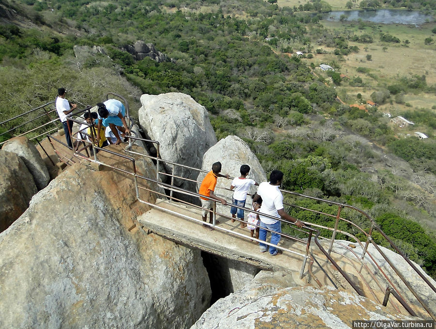 Между валунами проложены каменные плиты, а для безопасности паломников проходы огорожены перилами Михинтале, Шри-Ланка