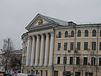 Здание Киево-Могилянской академии, Циркулярный корпус.  В начале XIX века было здание, похожее на торговые ряды. В начале XX века надстроили второй этаж. И уже в советское время, после войны, здание перестроили, и оно приобрело тот вид, который показан на снимке
