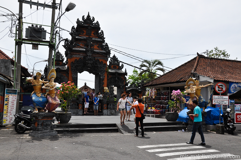 Вход на территорию храма Танах Лот.

Обратите внимание на фигуры по бокам и красоту резных ворот. Бали, Индонезия