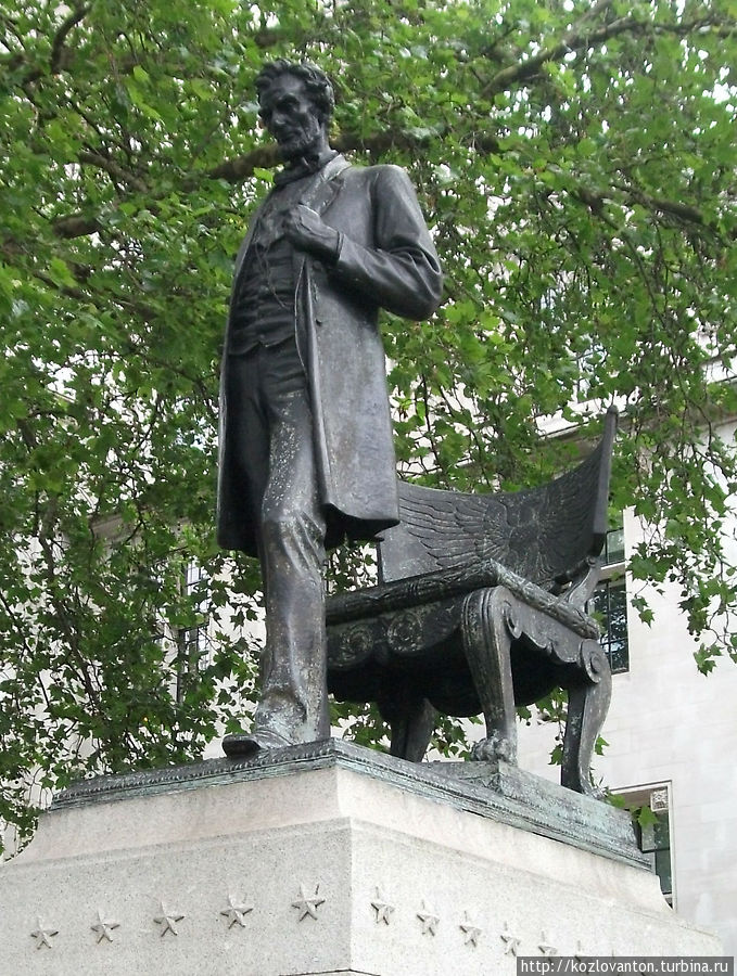 5 долларов — так в народе называют скульптуру американского президента Авраама Линкольна, также стоящего на Парламентской площади. Лондон, Великобритания