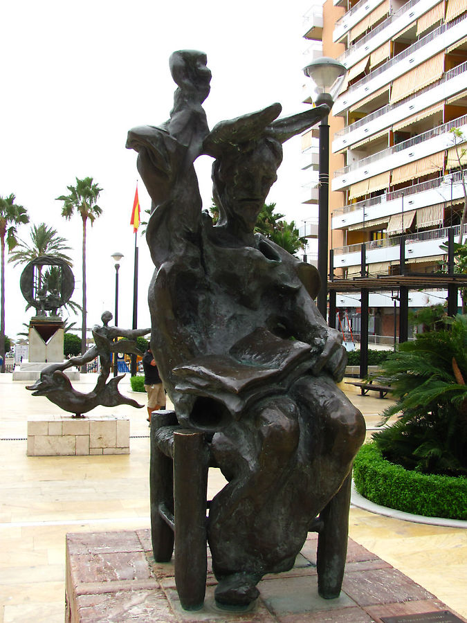 Don Quijote Sentado.
Сидящий Дон Кихот. Марбелья, Испания