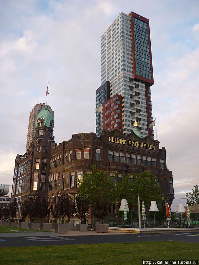 Hotel New York, а сзади головное здание Роттерадмского порта — Port of Rotterdam Роттердам, Нидерланды