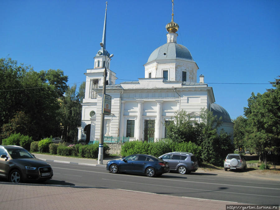 Сзади памятника расположена церковь Трёх Исповедников (Воскресенская), когда-то здесь был перевоз через Волгу. Тверь, Россия