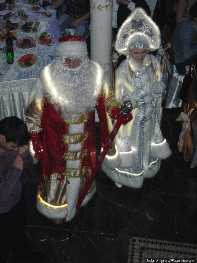 Дед Мороз и Снегурочка с подсветкой на шубах