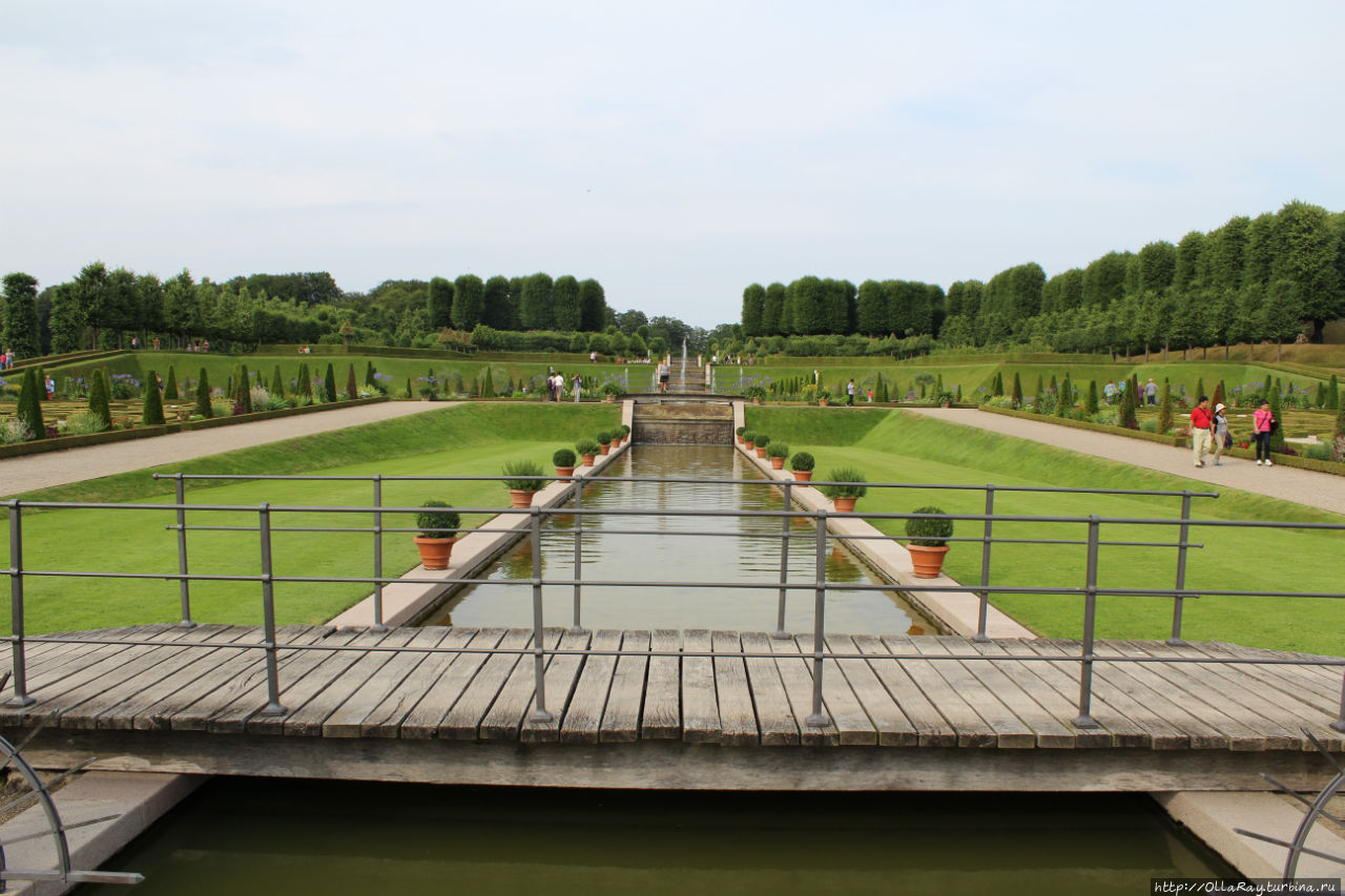 Сады в стиле барокко имеет центральную ось, которая  служит связующим звеном между пространствами и постройками  территории замка. Хиллерёд, Дания