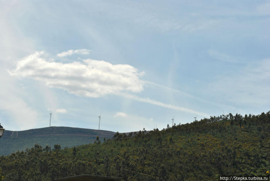 Ещё один вид на холмы вокруг Алвару.
Слева заметны крайние ветряные электростанции в длинном ряду. Каштелу-Бранку, Португалия