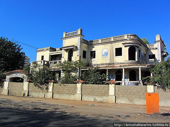 Вилла Алгарве, раньше тут была португальская секретная полиция. Сейчас заброшена, но обещают отреставрировать Вилла Алгарве, раньше тут была португальская секретная полиция. Сейчас заброшена, но обещают отреставрировать