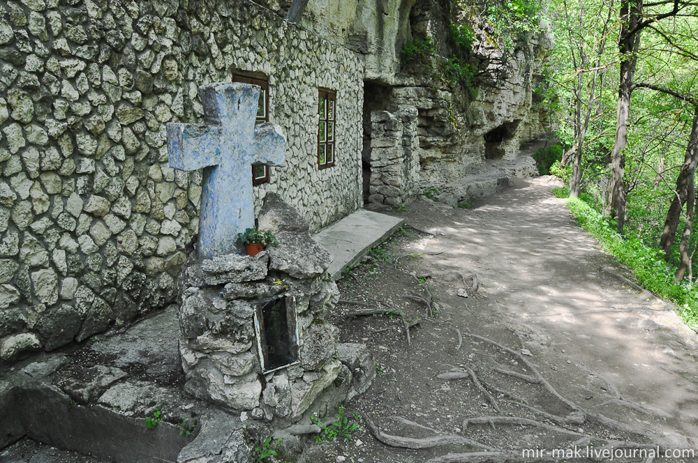 Здесь же и расположена действующая пещерная церковь, правда, она была закрыта, а открывают ее только на время церковной службы. Сахарна, Молдова