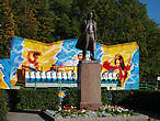 У памятника Ленину такая поза, как будто он отнекивается от своих поступков