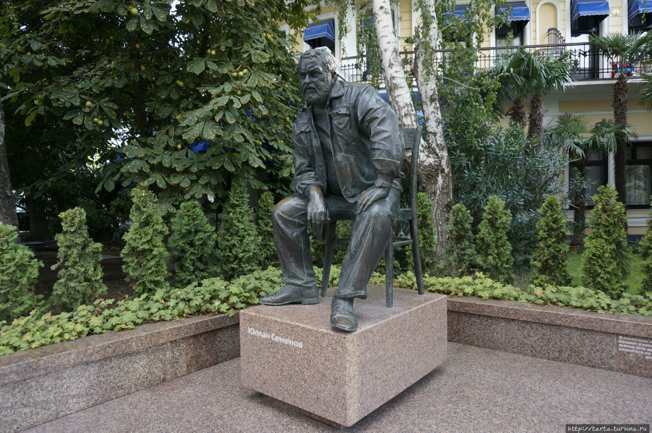 Памятник Юлиану Семенову 