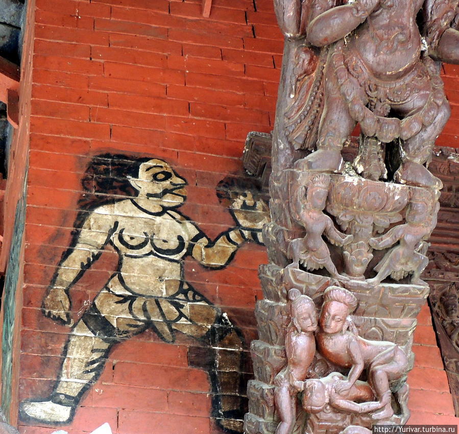 Фрагмент росписи и резьбы по дереву на стенах храма Камасутры Катманду, Непал