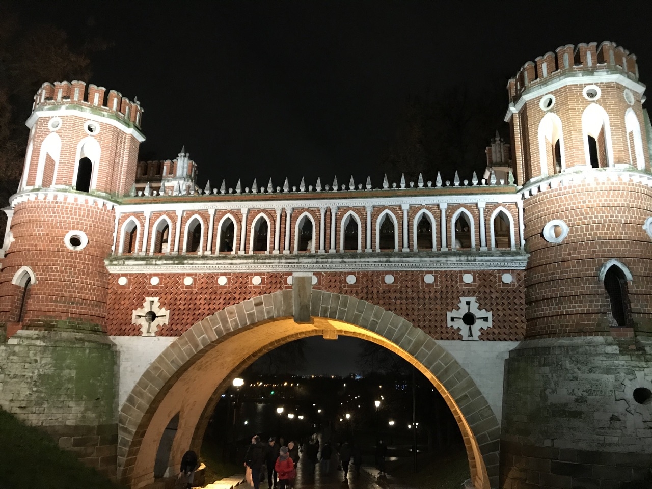 Фигурный мост, построенный в 1776—1778 годах по проекту Баженова, служащий одновременно въездными воротами. Выглядит ажурным и даже сказочны, ведь он таким и задумывался — сказочный мост у сказочного замка-дворца, уносящий во времена рыцарей, подвигов и приключений. Москва, Россия