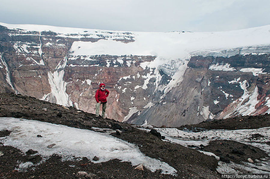 На верху!!! кратер еще спит, но уже храпит Толбачинский дол (вулкан Острый Толбачик 3682м), Россия