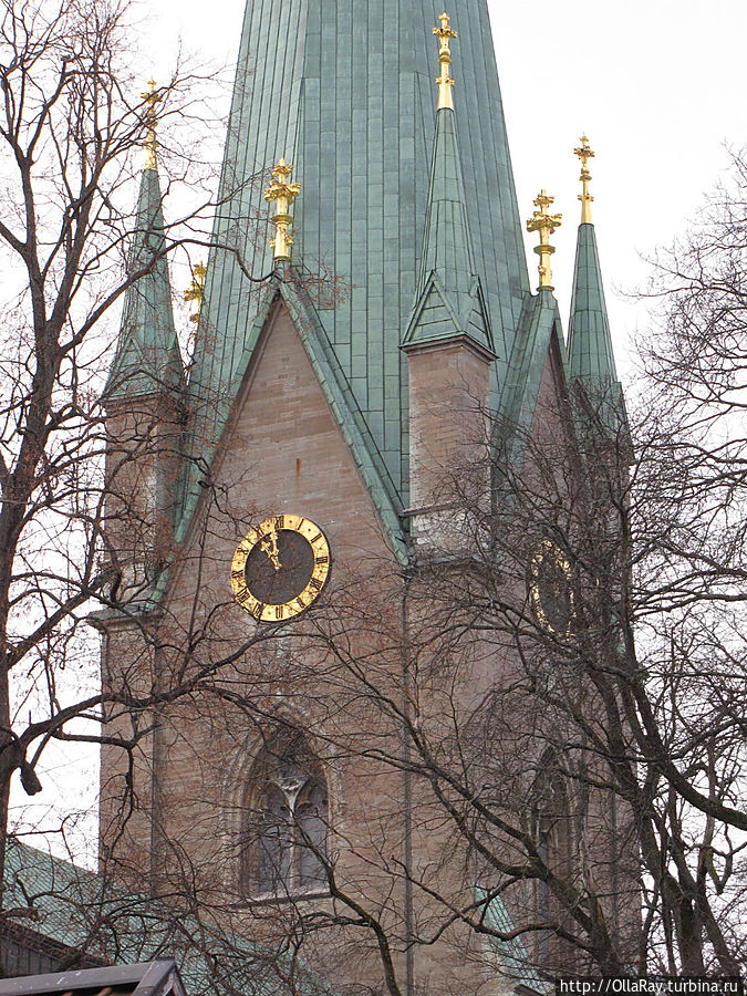 Башни собора доминируют над городом и видны из любой его точки. Башни собора доминируют над городом и видны из любой его точки.