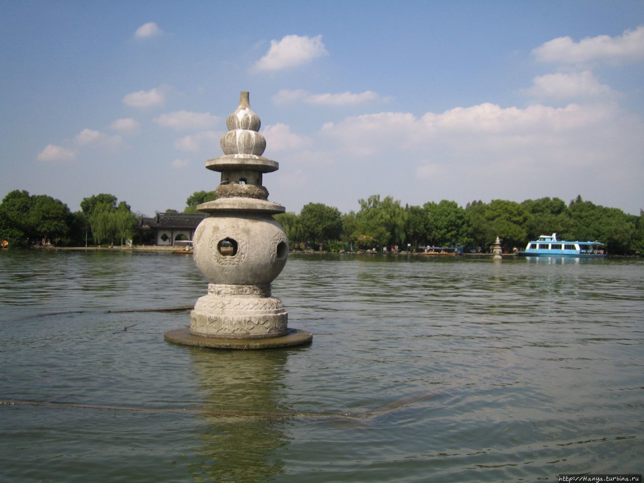 Озеро Сиху (Западное Озеро) – 5,6 кв км. Каменная пагода, имеющая форму тыквы-горлянки (1621 г.)  Высота 2 м Ханчжоу, Китай