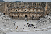 Сооружение монументальное. Можно часами бродить по его ступеням, представляя как когда-то, здесь проводились различные спектакли и театральные постановки. Кстати, в этом театре еще до недавнего времени проводили концерты, фестивали и другие мероприятия. Но власти предусмотрительно запретили проведение подобных шоу, дабы сберечь этот осколок древности от разрушения.