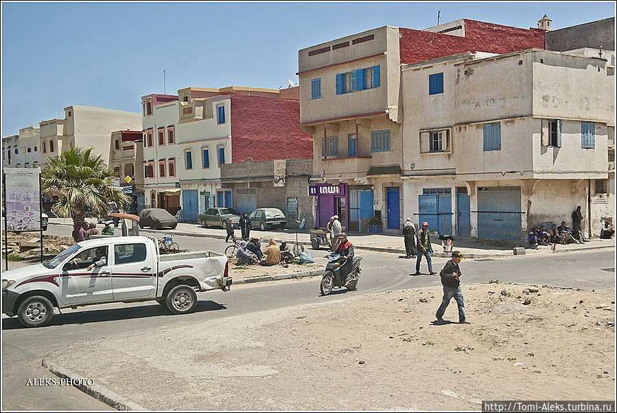 Подъезжаем к автовокзалу. Убираю камеру, так как снимать на автовокзалах нельзя...
* Эссуэйра, Марокко