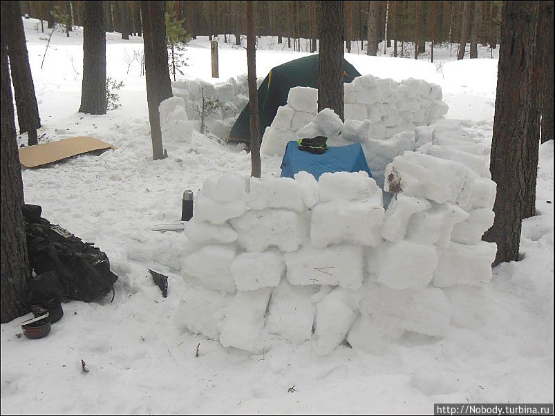Приехавшие в пятницу вечером и в субботу утром хорошенько почистили места для палаток — и окопали их снежными кирпичами... Валдай, Россия