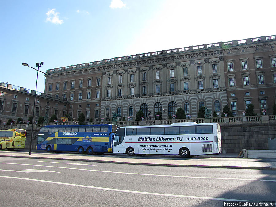 Королевский дворец.  Вот где ещё так паркуют автобусы? Стокгольм, Швеция