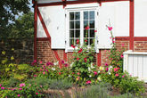 Фасад садового домика в стиле средней полосы:)