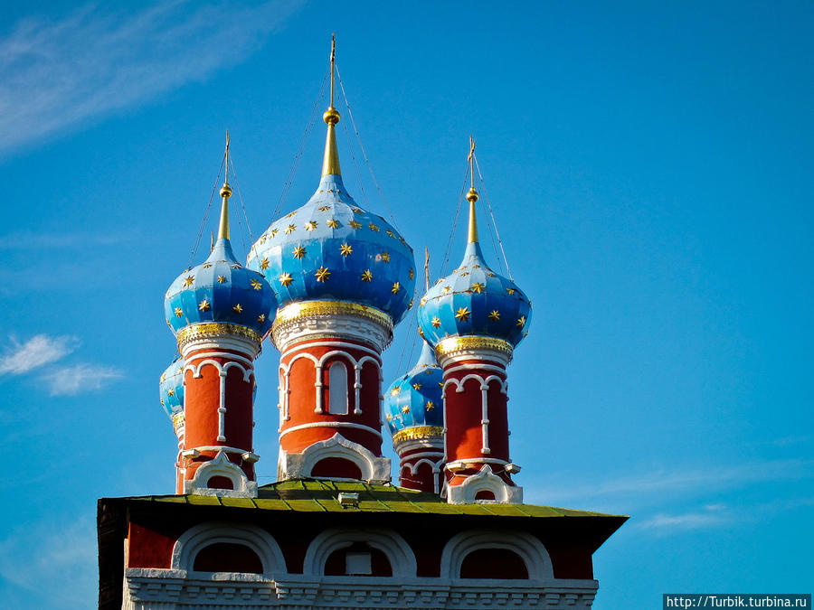 Сияющие храмов купола и Волги угол Углич, Россия