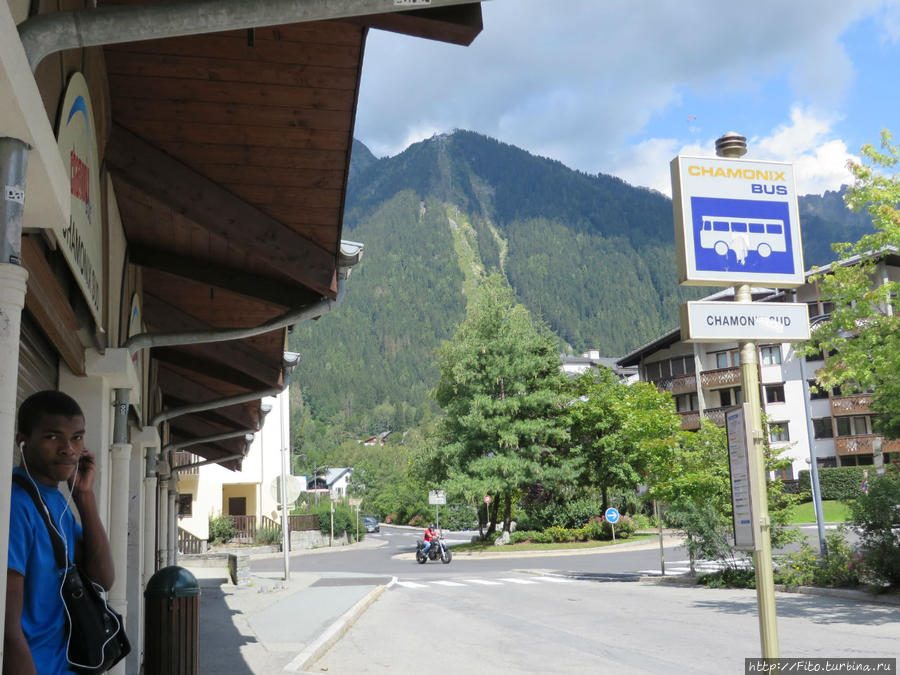 Это автобусная остановка Chamonix -Sud. К нижней части просвета на склоне и приедет автобус.Но можно и лучше  дойти самим там не далеко и время съекономите. Шамони, Франция