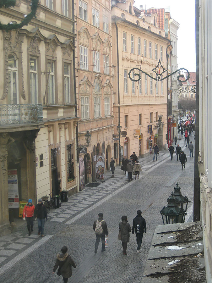 Вид из окна эркера на Целетну в сторону площади. Прага, Чехия