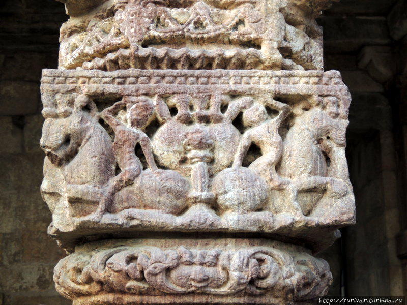 Фрагмент верхней части колонны в галерее Кутуб Минар, взятый из разрушенного индийского храма Дели, Индия