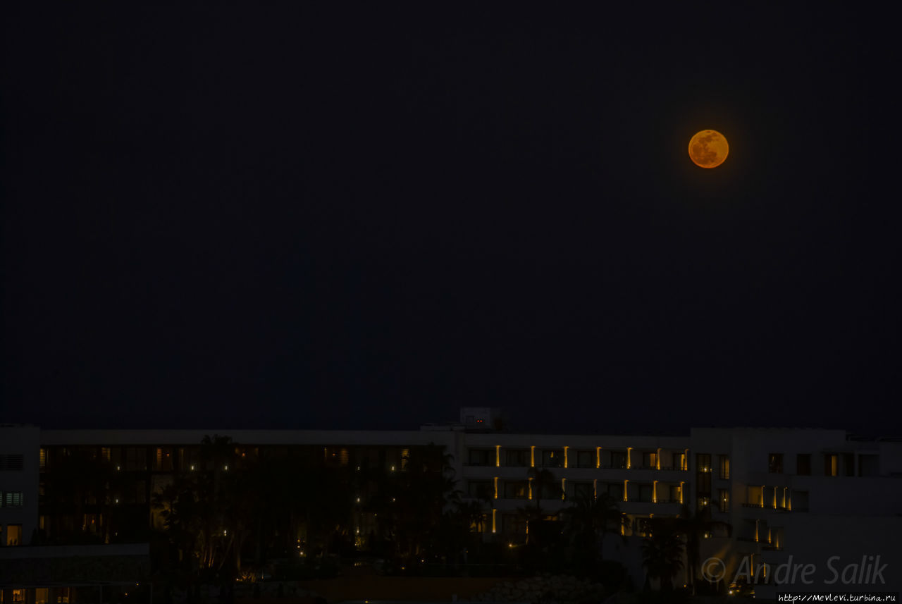 Восход луны в апреле над Средиземным морем Ситжес, Испания