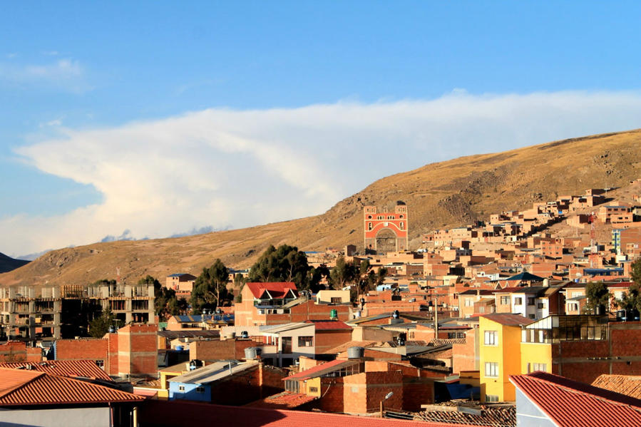 Вид в восточном направлении. вдали видны городские ворота на шоссе №1, въезд со стороны Тариха Потоси, Боливия